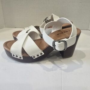 Torrid 7WW Wide Width White Platform Sandals Ankle Strap Chunky Heel